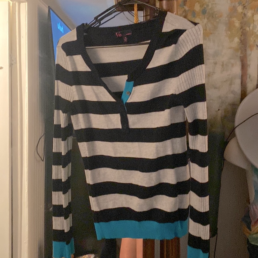 Stripped white and grey sweat.